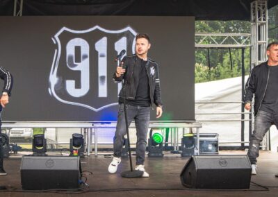 Lee Brennan and 911 performing live